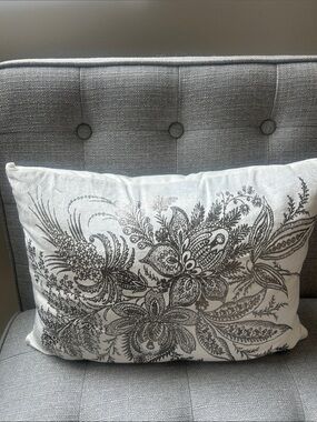NWT Set of 2 White & Gray Decorative Pillows 12”x 18”